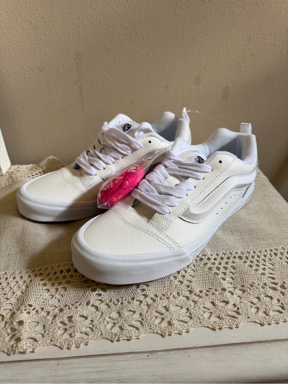 VANS Knu Skool White Leather Shoes Sneakers Size: M10/ W11.5 Unisex NWT
